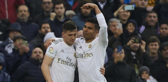 Luka Jovic beim Torjubel mit Casemiro. Im Jänner durften die Real-Stars noch kicken. Inzwischen wurde ihnen wegen des Coronavirus eine Zwangspause verordnet.