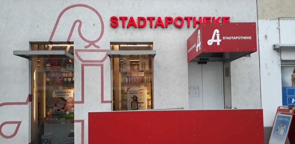 In diese Apotheke in Schwechat wurde eingebrochen. Jetzt fand man den gestohlenen Safe.