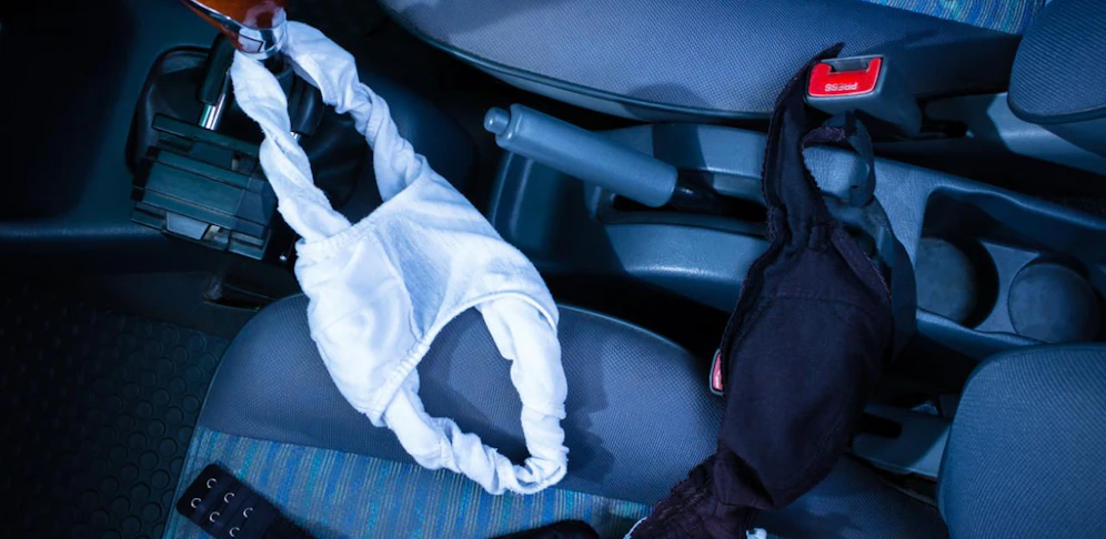 Das Pärchen war im Auto bereits wild am Schmusen