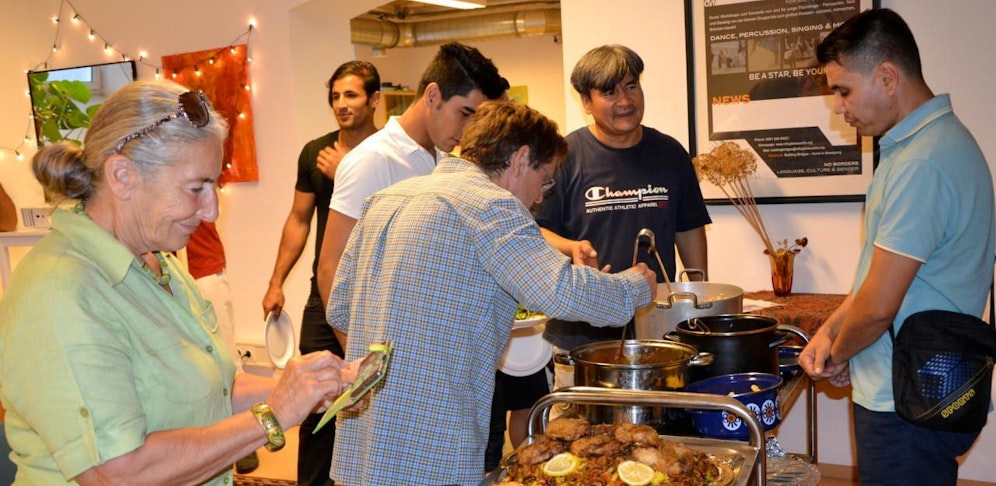 Gut: Bei einem Sommerfest kochten Flüchtlinge für die Anrainer und die Spitalsmitarbeiter und feierten bei einem gemeinsamen Essen.