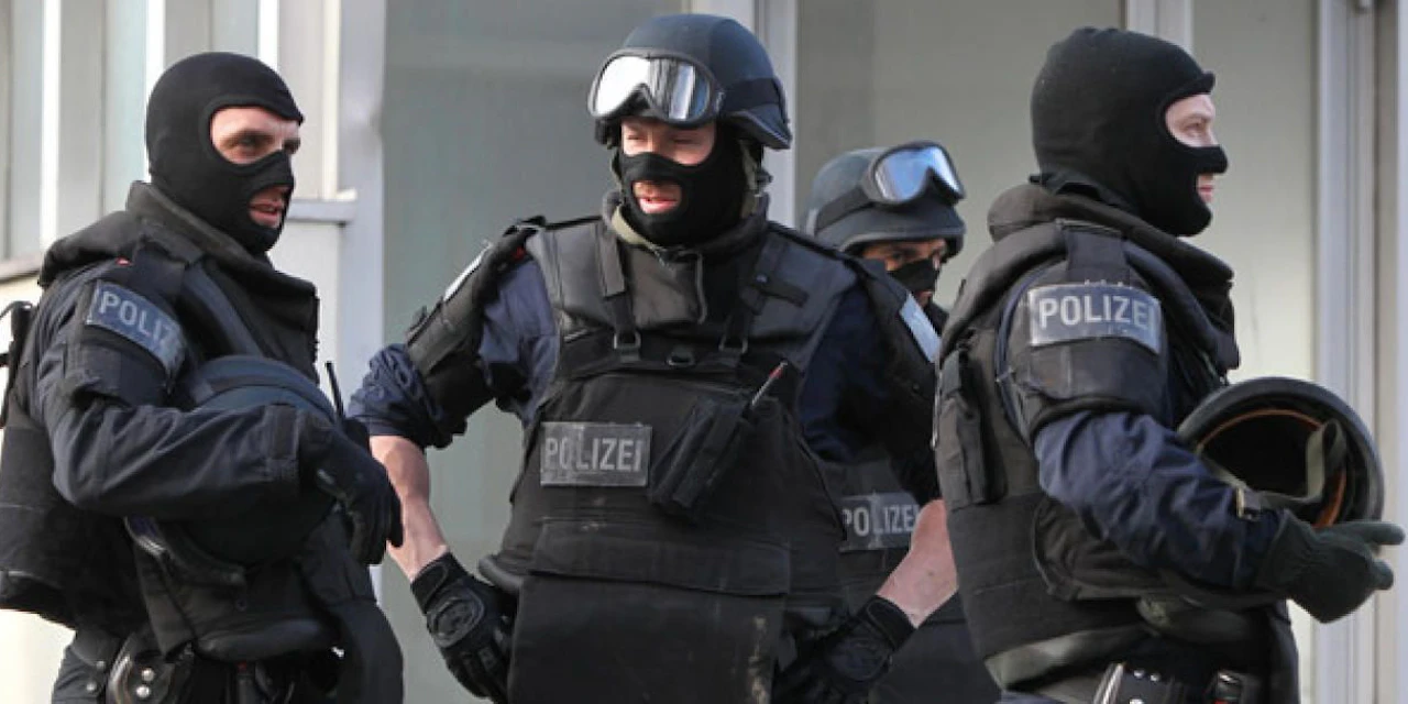 Nachbarin drohte mit Messer – Cobra und Hubschrauber - Vimarsana News