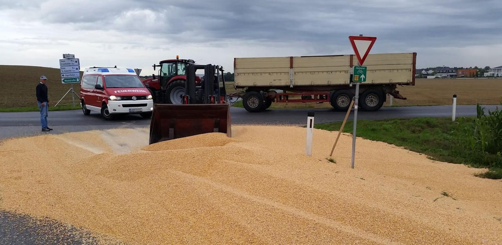 Landwirt verlor 25 Tonnen Mais auf Fahrbahn