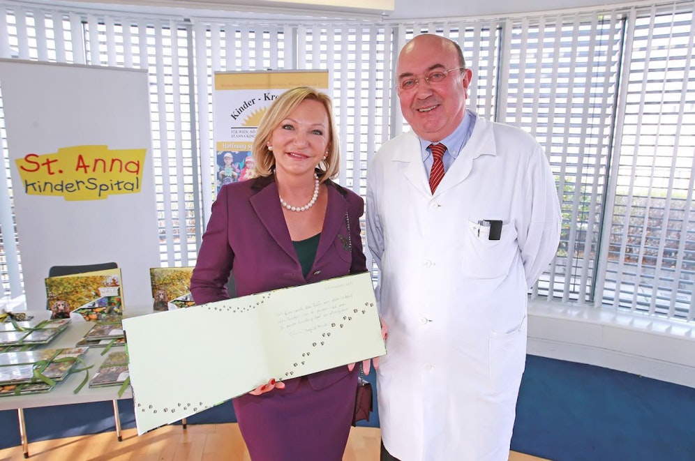 Ingrid Flick mit Dr. Reinhard Topf, Leiter des Psychosozialen Teams am St. Anna Kinderspital