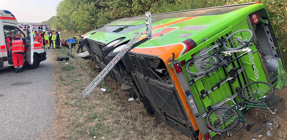 Der Flixbus ist in einen Graben gefahren. Laut der Polizei wurden sechs Personen schwer verletzt.
