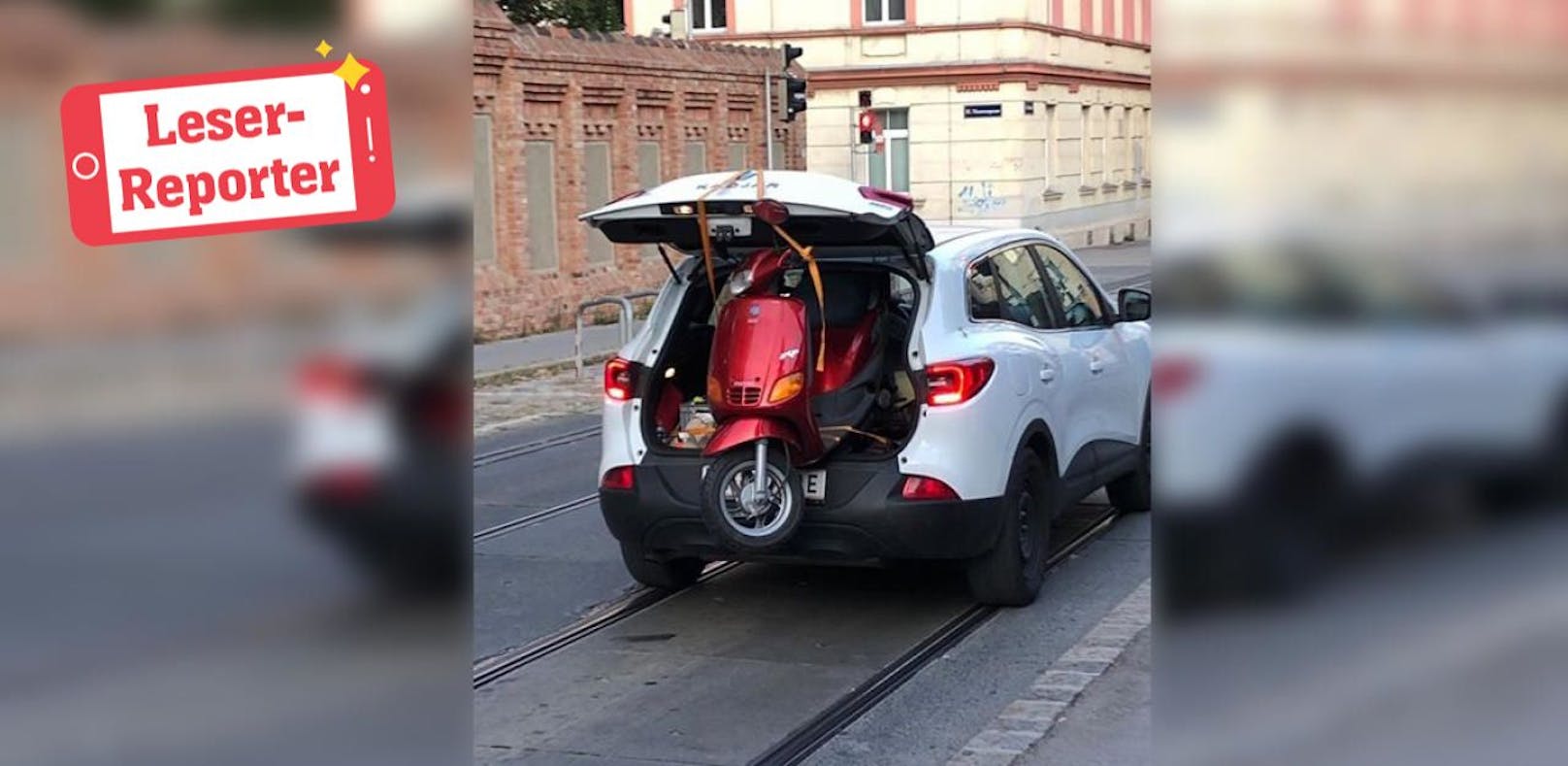 Das Moped wurde mit dem SUV transportiert.