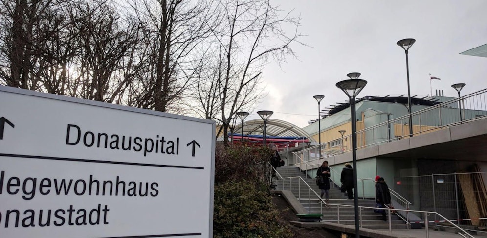 Der kleine Junge wurde per Heli ins SMZ Ost nach Wien geflogen.