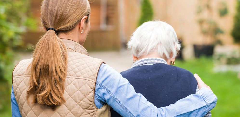 Die 81-Jährige wurde während der Umarmung bestohlen