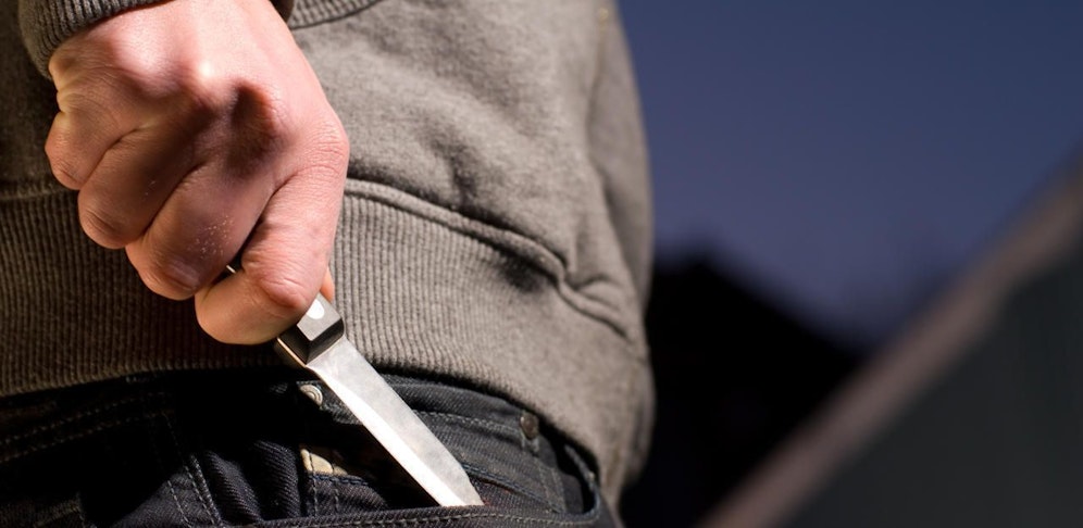 Ein 17-Jähriger greift seinen Betreuer (55) im Wohnheim mit einem Messer an. (Symbolbild).