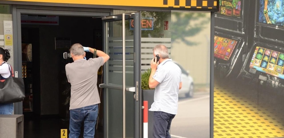 Ermittler am Tatort in Wr. Neudorf