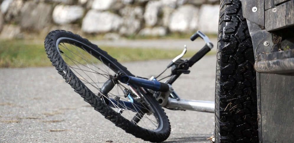 Ein junger Radfahrer stürzte, nachdem er geschnitten wurde (Symbolfoto). 
