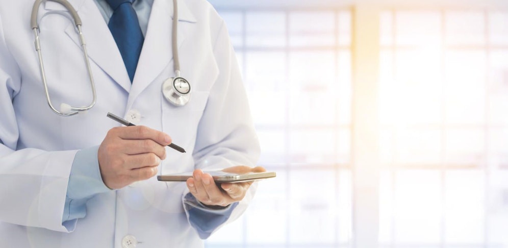 Wegen des Fehlens der Fachkraft soll es den Angeklagten möglich gewesen sein, die Dokumentation der Leistungen nach eigenem Ermessen zu ändern. (Symbolbild)