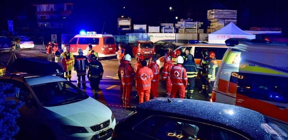 In Luttach im Ahrntal ist ein Auto in eine Gruppe aus 17 Menschen gerast. 
