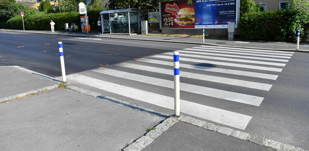 Fußgängerin beim Überqueren eines Schutzweges von einem Pkw erfasst.