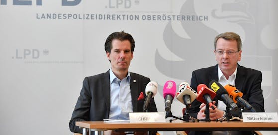 Staatsanwalt Philip Christl (li.) und LKA-Chef Gottfried Mitterlehner gaben bei einer Pressekonferenz die Ausforschung der Bande bekannt.