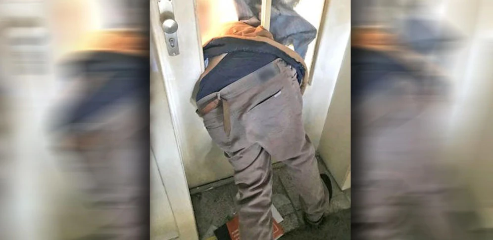 Das Bild schossen die Polizisten selbst - angeblich um Nachahmer zu verhindern.
