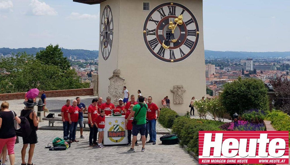 "Heute" wurde ein erstes Bild des neuen Rapid-Trikots am Grazer Uhrturm zugespielt. Auch in Linz knipsten die Hütteldorfer Bilder von den neuen Leiberl.