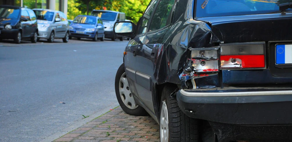 Beim Einparken übersah ein 41-jähriger Autofahrer eine Fußgängerin. Die Pensionistin wurde niedergefahren! (Symbolbild)