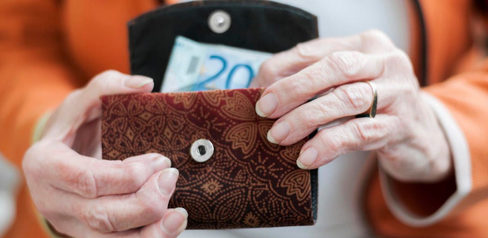 Das Pensionsantrittsalter in Österreich steigt kontinuierlich an - Frauen bekommen dabei fast 1.000 Euro weniger im Monat.