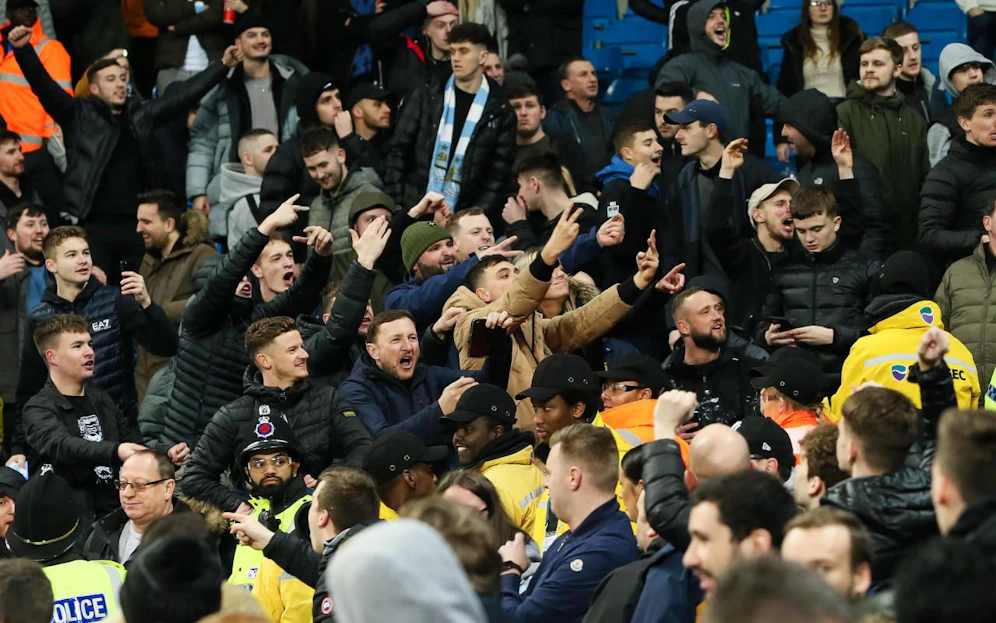 Manchester-City-Fans gegen United-Anhänger.