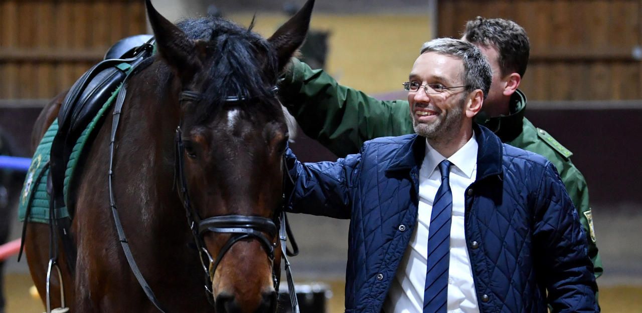 Heute.at - Tierschützer gegen Verkauf von Kickls Polizeipferden