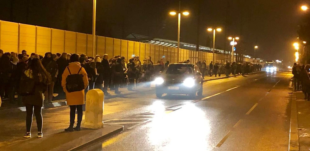 Wartende Pendler in Leopoldau nach Oberleitungsschaden.