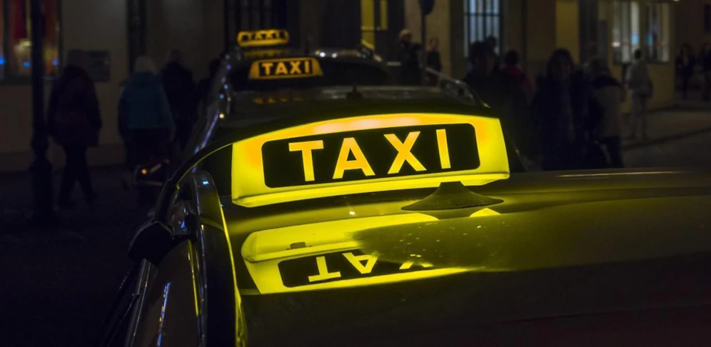 Eine Frau wurde von einem Taxifahrer rassistisch beleidigt und aus dem Auto geworfen.