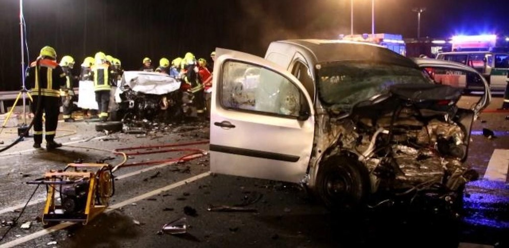 Alle Autos wurden bei dem Unfall komplett zerstört.