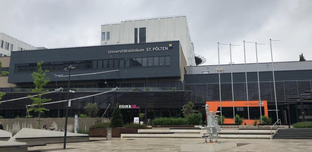 Die Frau wurde ins Uniklinikum St. Pölten gebracht.
