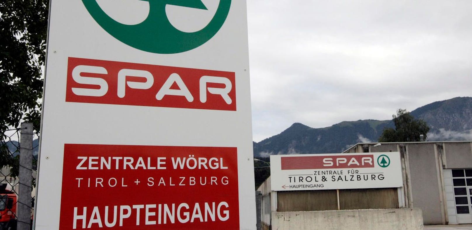 Schild und Haupteingang der Handelskette SPAR Zentrale in Wörgl. Hier und an anderen Standorten protestieren am Mittwoch die Bauern.