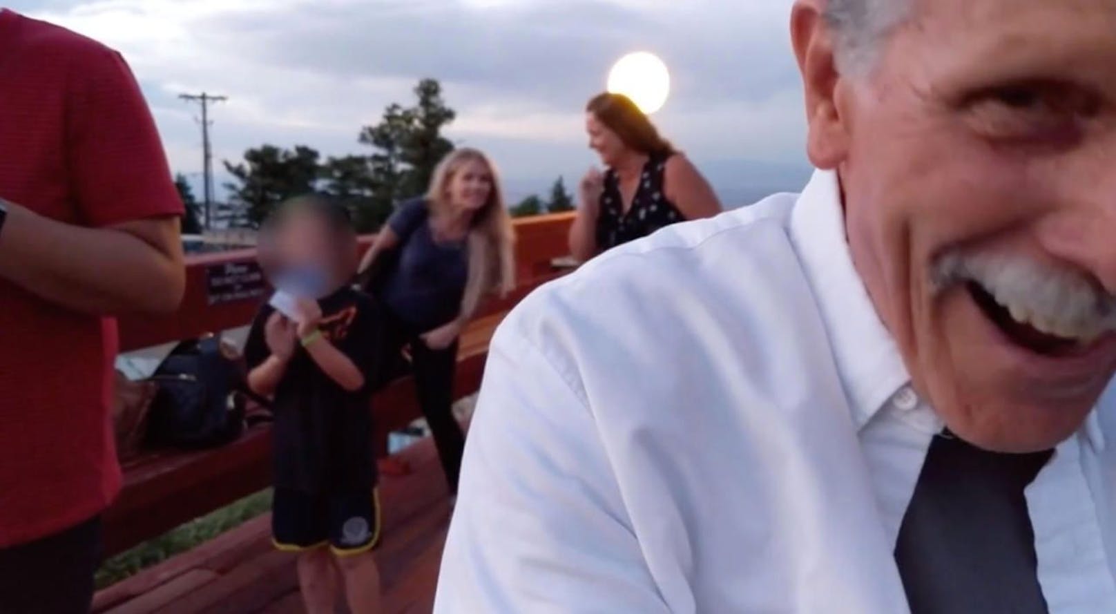 Kamera falsch herum halten kann auch Spaß machen: Amüsieren sich die Touristen über den Hochzeitsantrag oder doch über &quot;Pannen-Opa&quot; John?