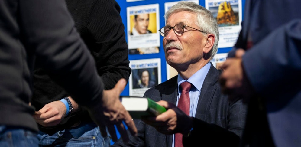 Thilo Sarrazin, Autor und ehemaliger SPD-Politiker, signiert sein neues Buch "Feindliche Übernahme", am Weltwoche-Event "Gipfeltreffen der freien Rede" in der Samsung Hall, am Donnerstag, 4. Oktober 2018, in Zürich.