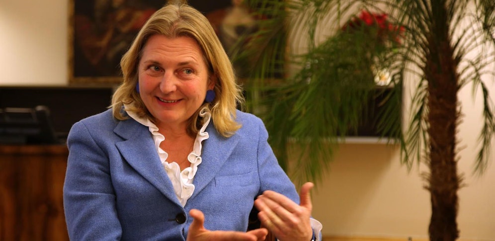 Karin Kneissl (FPÖ) spricht sich für staatlich geführte Großquartiere für Asylwerber aus.