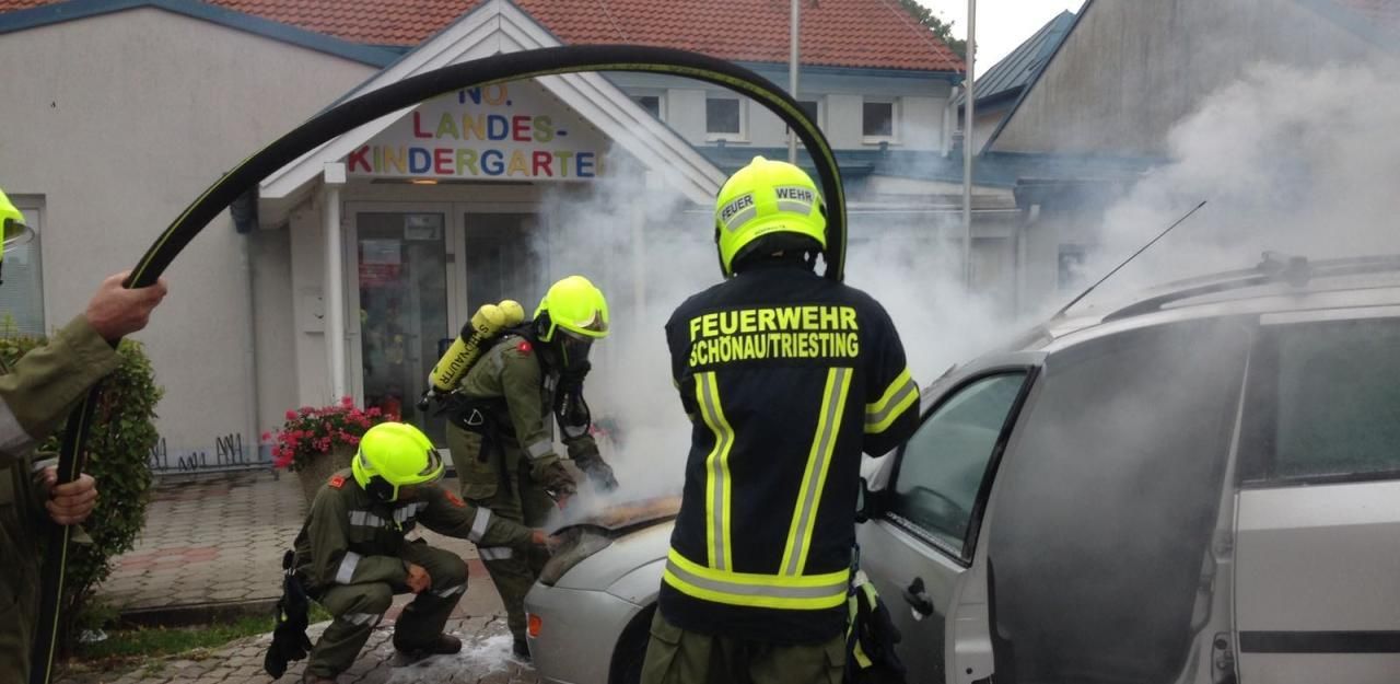 Heute.at - Pkw brannte direkt vor Kindergarten lichterloh