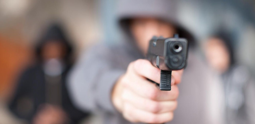 Der Bursch zielte mit der Pistole auf den Mann. Symbolbild