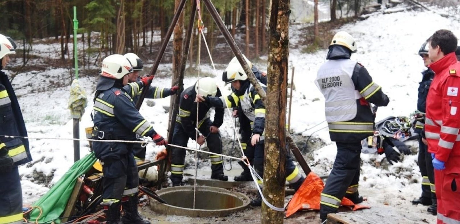 Mann stirbt bei Sturz in 30 Meter tiefen Brunnen