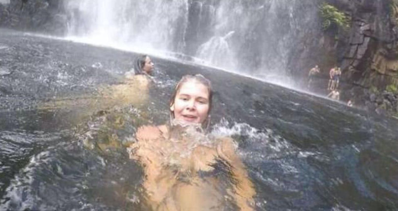Touristin Anneka Bading schwimmt und filmt sich. Im Hintergrund ertrinkt ein Urlauber (28), seine Freunde versuchen ihn gerade zu retten!