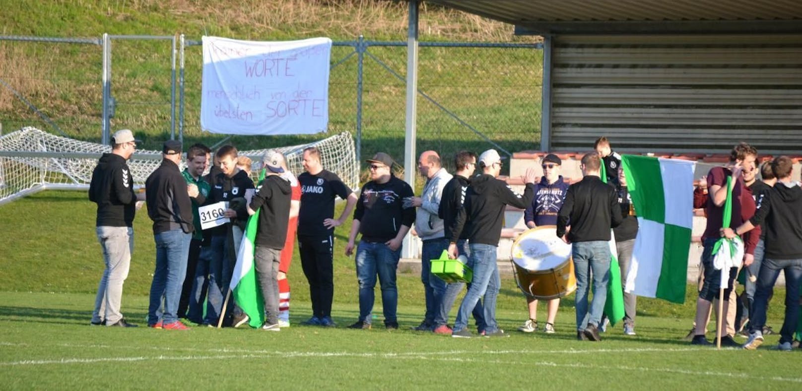 Fußballer-Protest gegen Ex-Coach, weil Geld weg ist