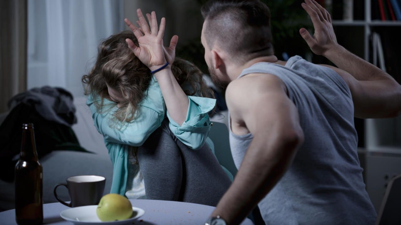 2-fache Mutter verprügelt und aus der Wohnung geworfen