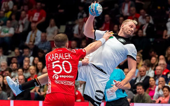 Der deutsche Handball-Star Julius Kühn wurde in der Kabine vergessen. 
