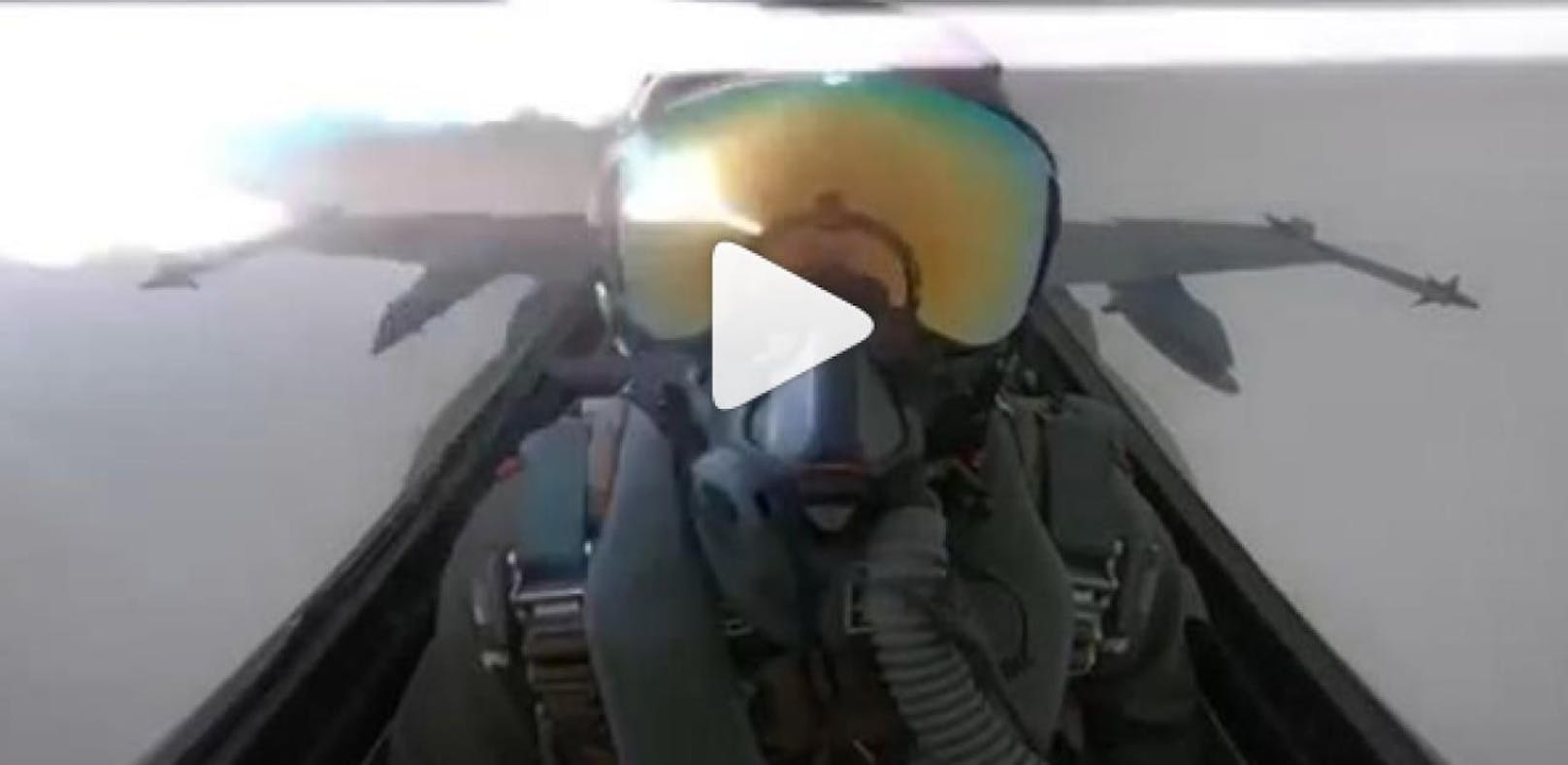 Video zeigt Blitzeinschlag in Kampfjet