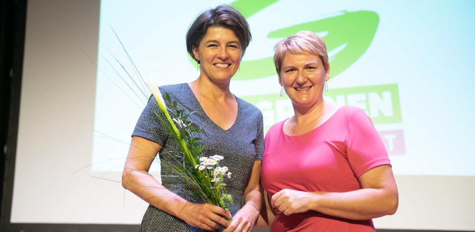 Spitzenkandidatin Elisabeth Götze und Grünen-Landessprecherin Helga Krismer (r.).