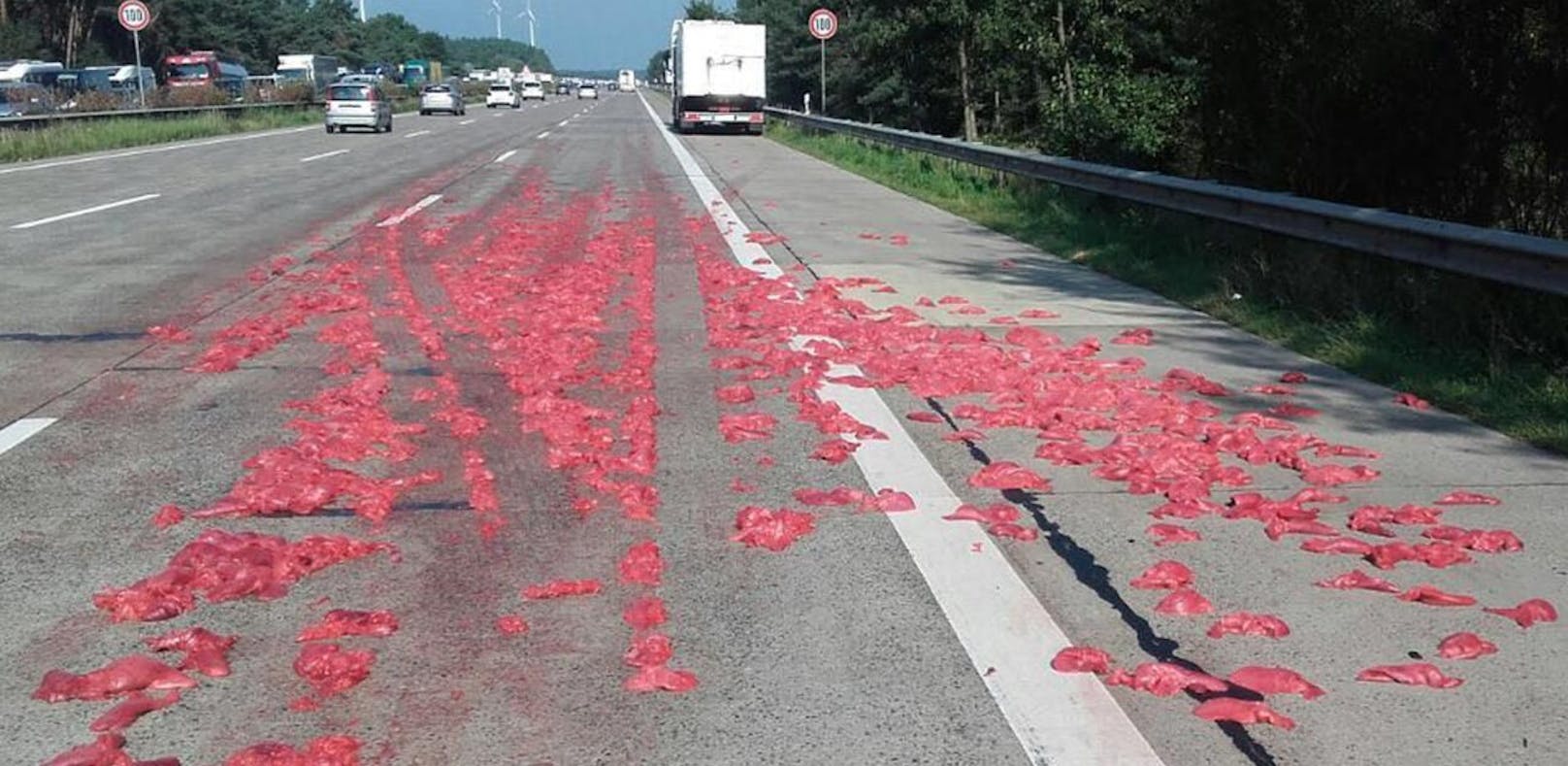 Der Lkw hinterließ ein regelrechtes Schlachtfeld auf der Autobahn