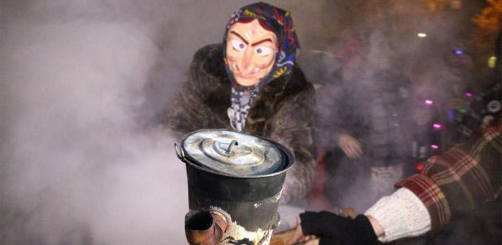 Die beiden Hexen hielten die 18-Jährige über diesen Kessel