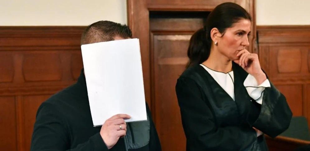 André S. steht am 02.03.2017 in Berlin in einem Gerichtssaal im Landgericht neben seiner Verteidigerin Nicole Bedé. Der alte Angeklagte soll als Leiter eines Supermarktes in Berlin-Lichtenberg einen obdachlosen Dieb zusammengeschlagen und derart verletzt haben, dass der Mann drei Tage später starb. (zu dpa «Supermarkt-Chef nach tödlicher Attacke auf Ladendieb vor Gericht» vom 02.03.2017) Foto: Paul Zinken/dpa +++(c) dpa - Bildfunk+++