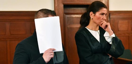 André S. steht am 02.03.2017 in Berlin in einem Gerichtssaal im Landgericht neben seiner Verteidigerin Nicole Bedé. Der alte Angeklagte soll als Leiter eines Supermarktes in Berlin-Lichtenberg einen obdachlosen Dieb zusammengeschlagen und derart verletzt haben, dass der Mann drei Tage später starb. (zu dpa «Supermarkt-Chef nach tödlicher Attacke auf Ladendieb vor Gericht» vom 02.03.2017) Foto: Paul Zinken/dpa +++(c) dpa - Bildfunk+++