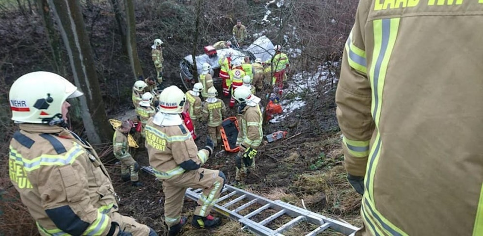 Dutzende Einsatzkräfte kümmerten sich um die Verletzten und das Wrack.