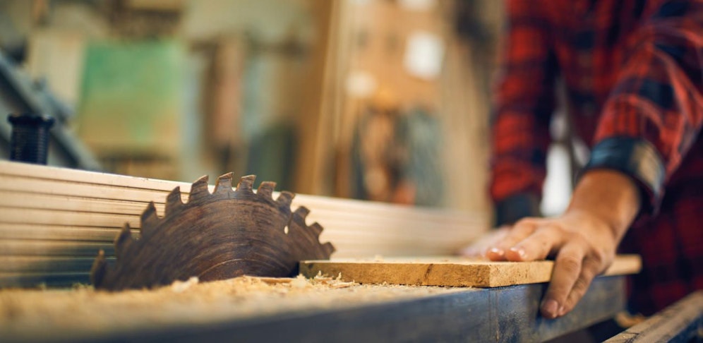 Der Mann wollte ein Holzstück aus der Säge entfernen und schnitt sich dabei in die Hand (Symbolbild)