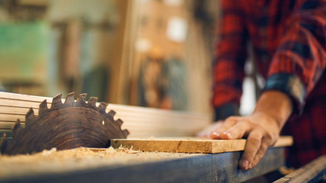 Der Mann wollte ein Holzstück aus der Säge entfernen und schnitt sich dabei in die Hand (Symbolbild)