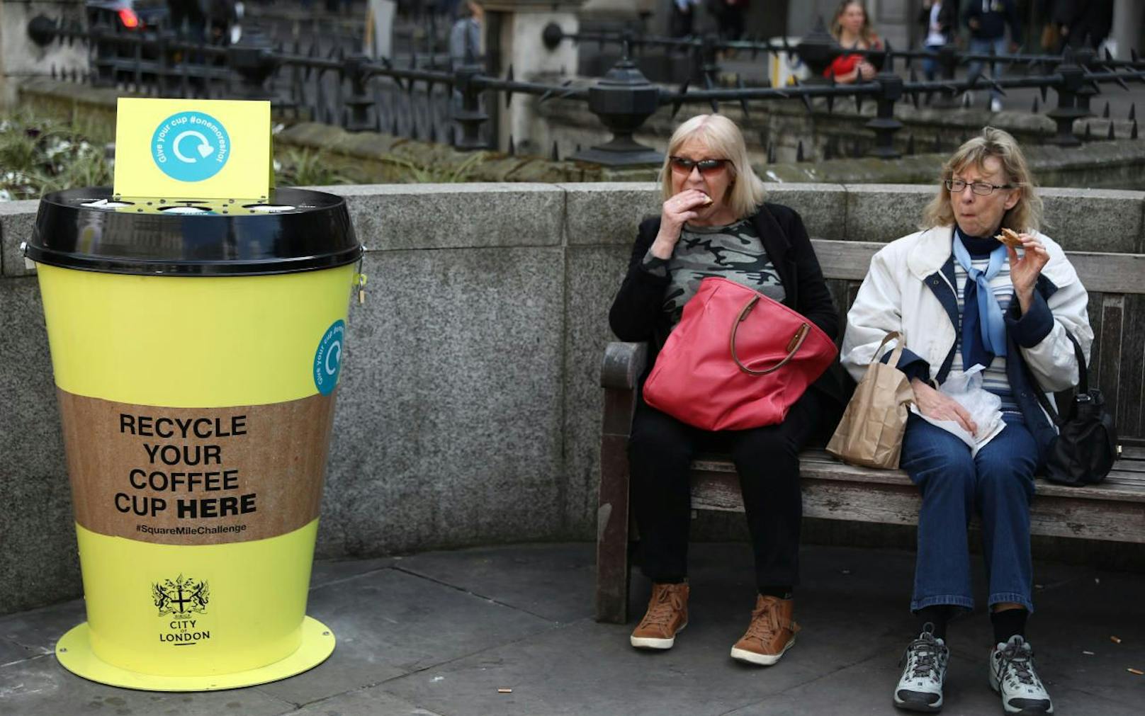 Die neuen knallgelben Recycling-Tonnen im Londoner Bankenviertel
