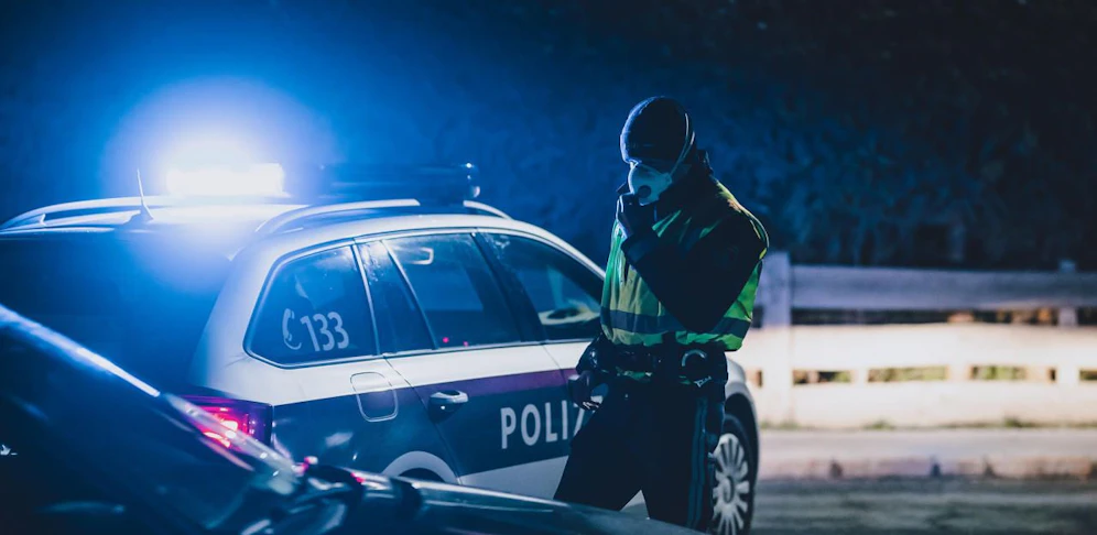 Ein einschreitender Beamter wurde beim abendlichen Einsatz verletzt. 